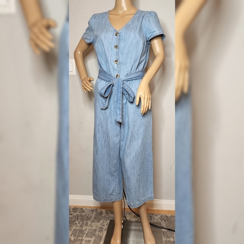 Denim‎ belted cropped jumper. Short sleeve. Pockets stretch waist. Size small